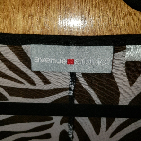 EUC Avenue Studio 18/20 top w/split sleeves - Picture 6 of 6